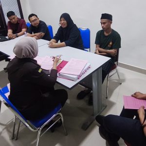 PENYIDIK GAKKUM DITPOLAIRUD LIMPAHKAN TERSANGKA DAN BARANG BUKTI KASUS BBM BERSUBSIDI KE KEJARI BONE BOLANGO